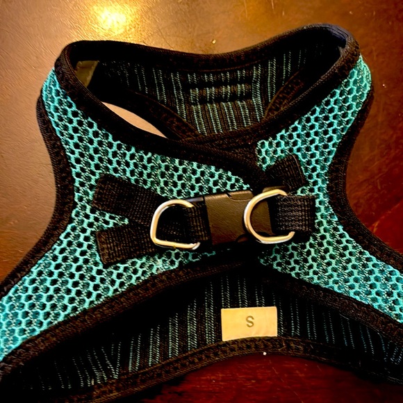 A Harness is a Voyager. The colors are green and black spots. Size is a small. - Picture 2 of 2